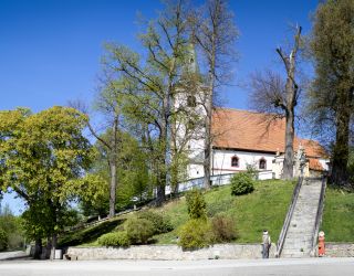 Lodhéřovský kostel a hřbitov
