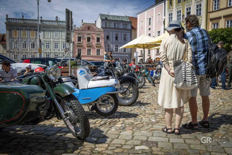 Historické vozy přilákaly davy - posádky pak prověřil déšť - 62