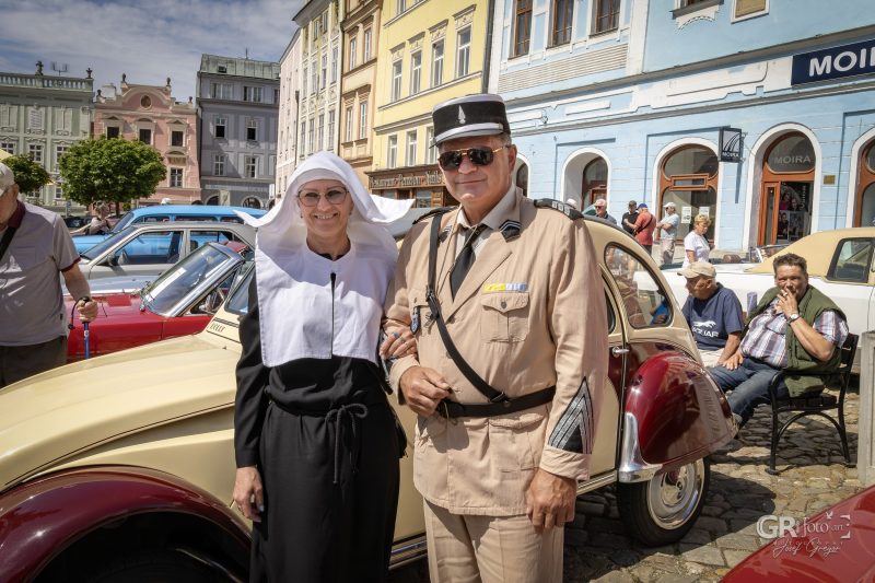 Historické vozy přilákaly davy - posádky pak prověřil déšť - 43