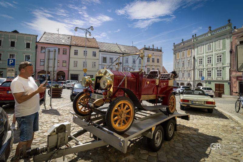 Historické vozy přilákaly davy - posádky pak prověřil déšť - 52